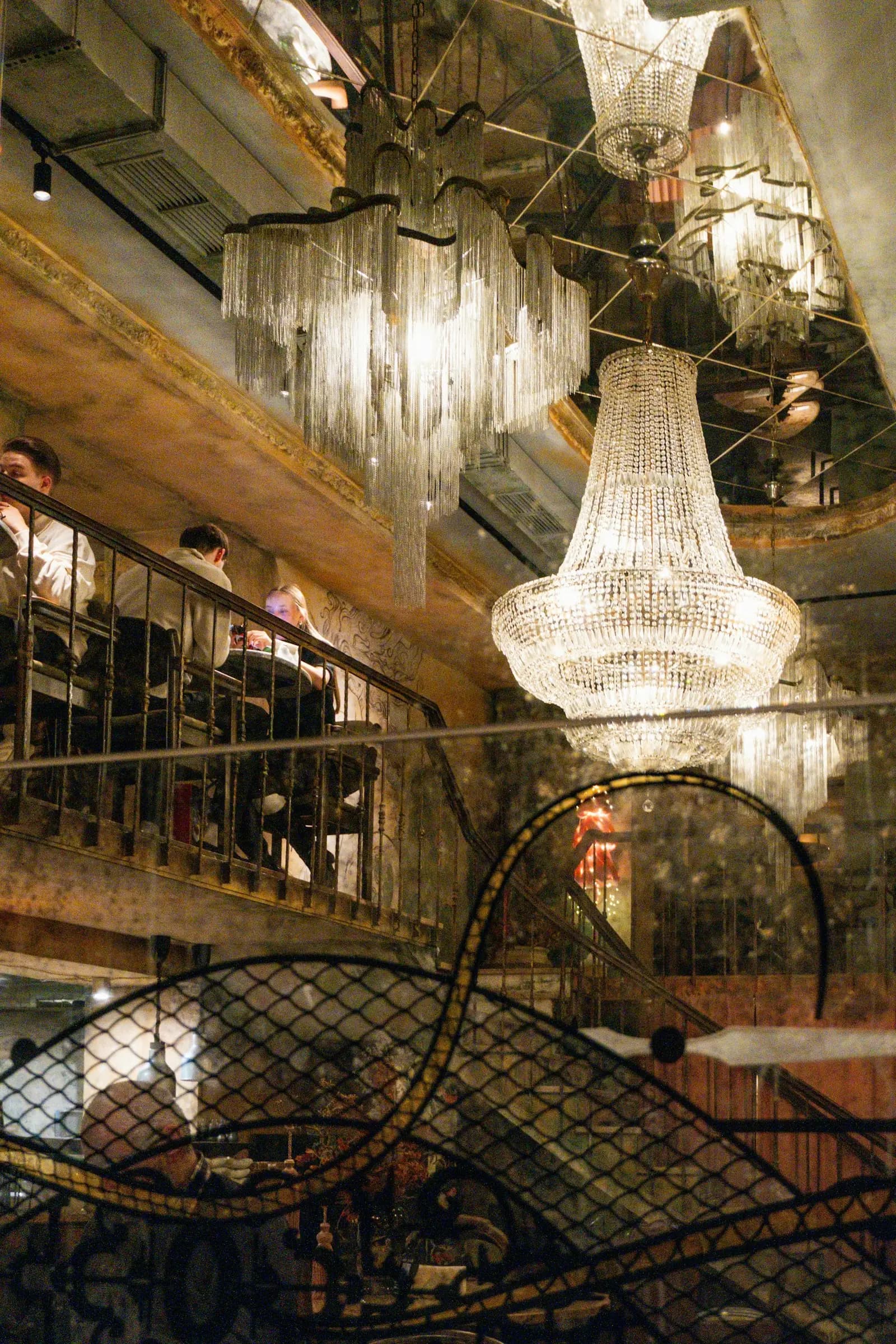Salle du Bistro Walbin, lustres et reflets dorés